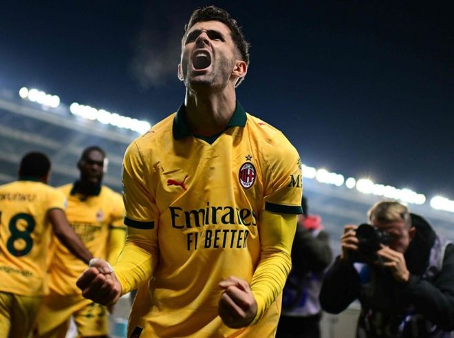 马菲奥向镜头做5比2手势 嘲讽皇马5比2不敌巴萨（马菲奥对镜比出5-2手势，讥讽皇马5-2不敌巴萨）