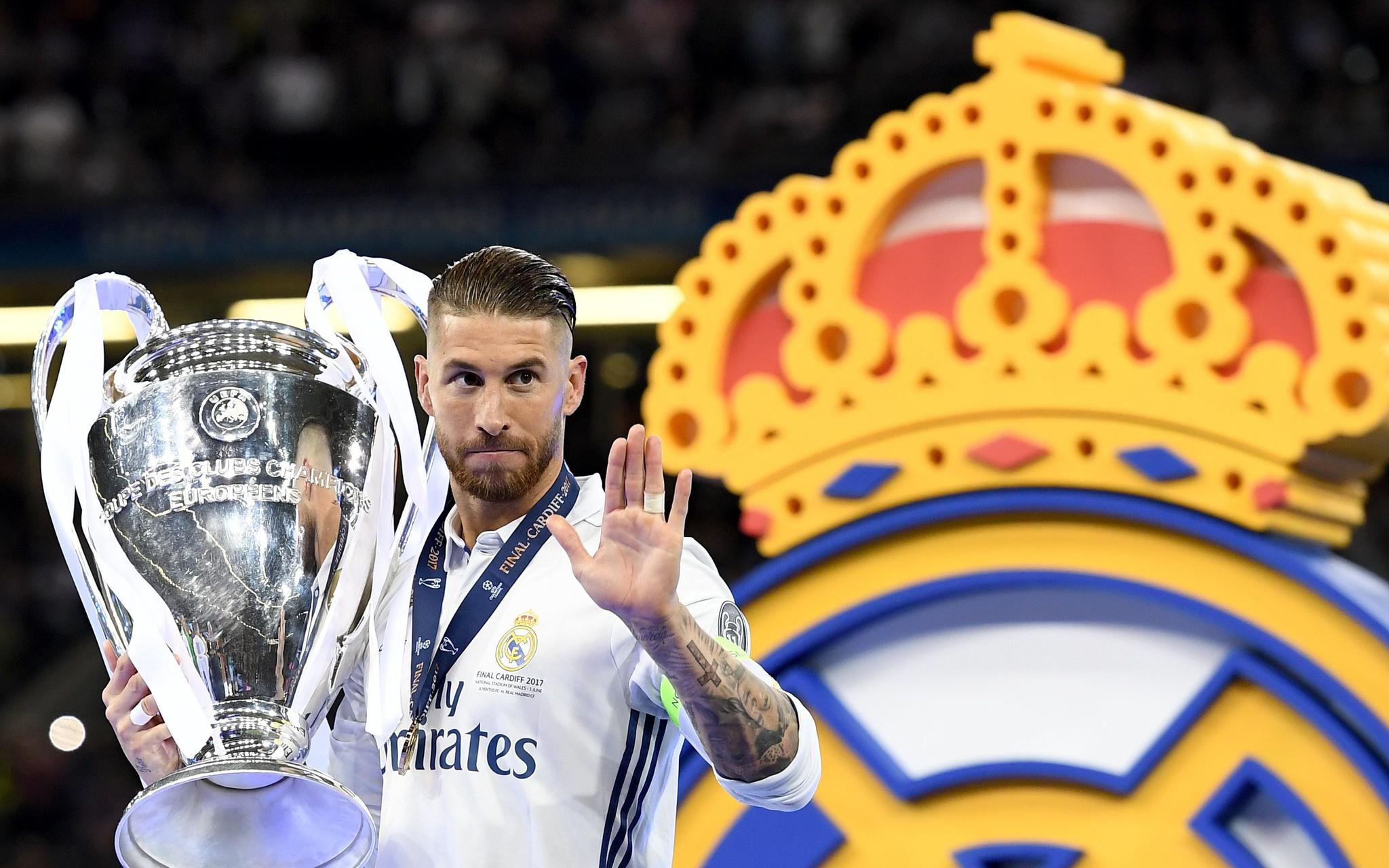 卡里乌斯妻子晒圣诞写真：身穿金色深V礼服展示孕肚（卡里乌斯妻子分享圣诞写真，穿金色深V礼服大方秀孕肚）