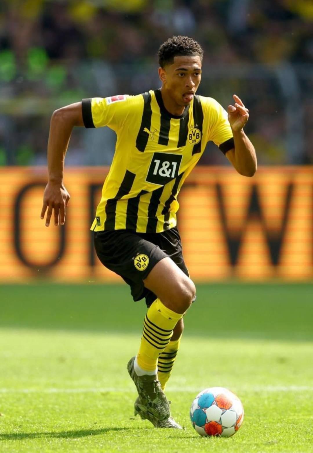 麦克阿瑟FCvs大埔亚冠赛前为香港大埔火灾遇难者...